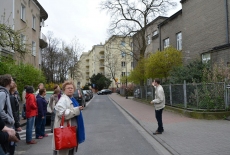 Przybyli goście zwiedzają budynek.