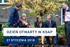 Słuchacze KSAP siedzą na łace na dziedzińcu KSAP. Czytają książkę, patrzą na telefon. W tle drzewo i ściana budynku.