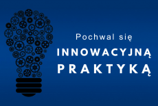 na granatowym te czarna żarówka i biały napis "Pochwal się innowacyjną praktyką"