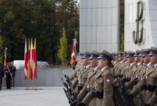 Żołnierze pod uczestnicy oficjalnych uroczystości pod pomnikiem Polskiego Państwa Podziemnego i Armii Krajowej