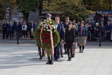 delegacja KSAP składa wieniec pod pomnikiem Polskiego Państwa Podziemnego i Armii Krajowej