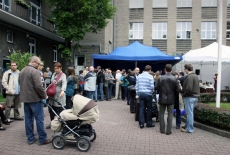 Zaproszeni goście na dziedzińcu KSAP stoją i rozmawiają