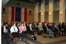 Widok na salę i siedzących na niej uczestników.