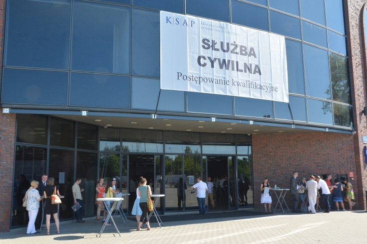 Centrum EXPO z dużym plakatem Służba Cywilna"