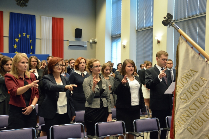 Słuchacze XXVII rocznika składają ślubowanie przed sztandarem KSAP.