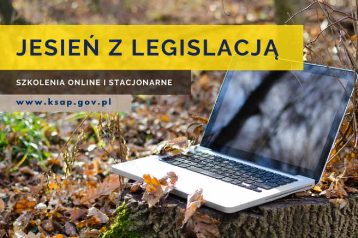 Otwarty laptop stoi na jesiennych liściach. Na tym tle napis: jesień z legislacją, szkolenia online i stacjonarne, www.ksap.gov.pl