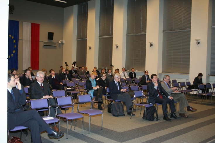 Uczestnicy konferencji siedzą na auli